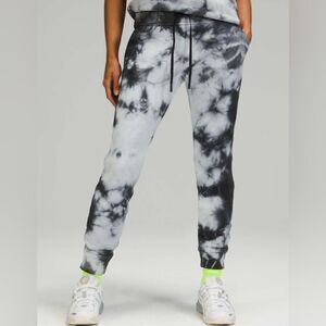 Lululemon Warm Down Jogger *Earth Dye
Earth Dye Stone